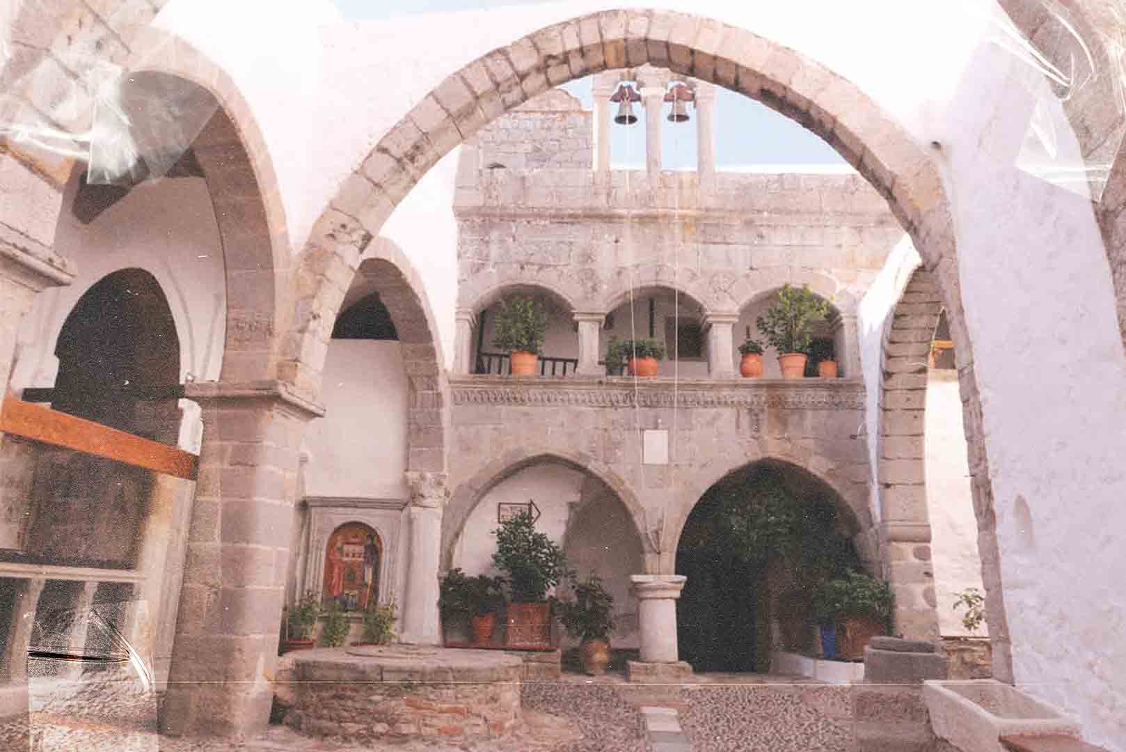 monasterio-de-san-juan-y-gruta-acropolis